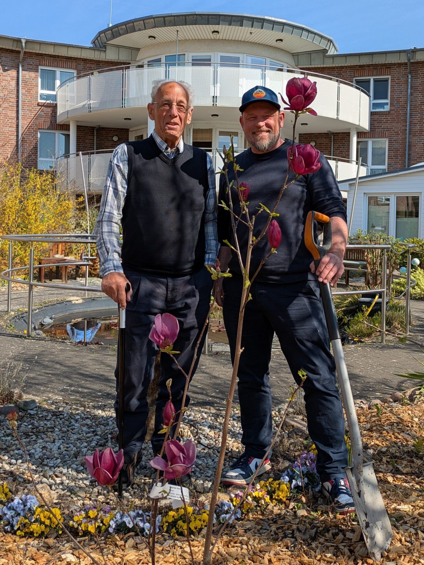 Herr Lisek und und Herr Küper pflanzen eine Magnolie